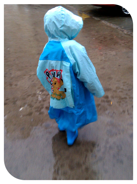2014年的第一场春雨,谦放学穿雨衣行走在雨中