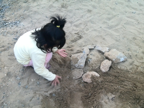宝宝玩沙子和石头