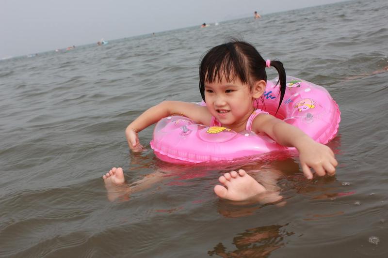 小女孩海里游泳图片